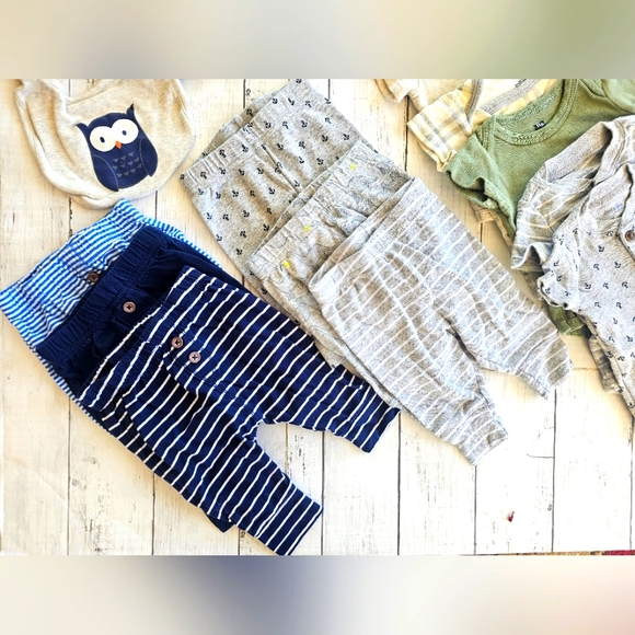 Large LOT Baby Clothes 0-3 Months 21 Pieces Bibs, Onesies, Pants Carters & More - Picture 3 of 9